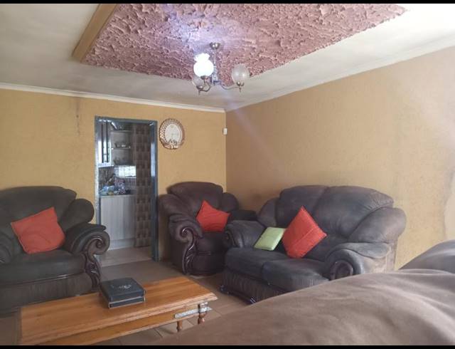 2 BEDROOM HOUSE FOR SALE IN KAGISO